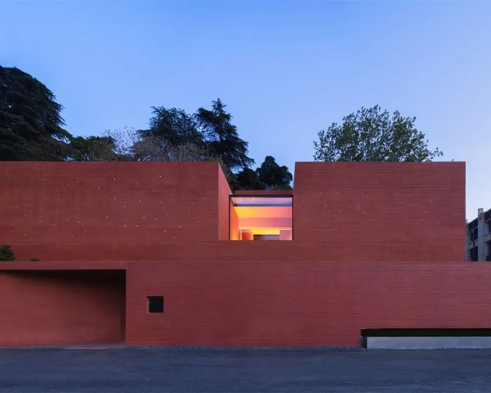 Un edificio que a través del color conecta la memoria, la montaña y el paisaje