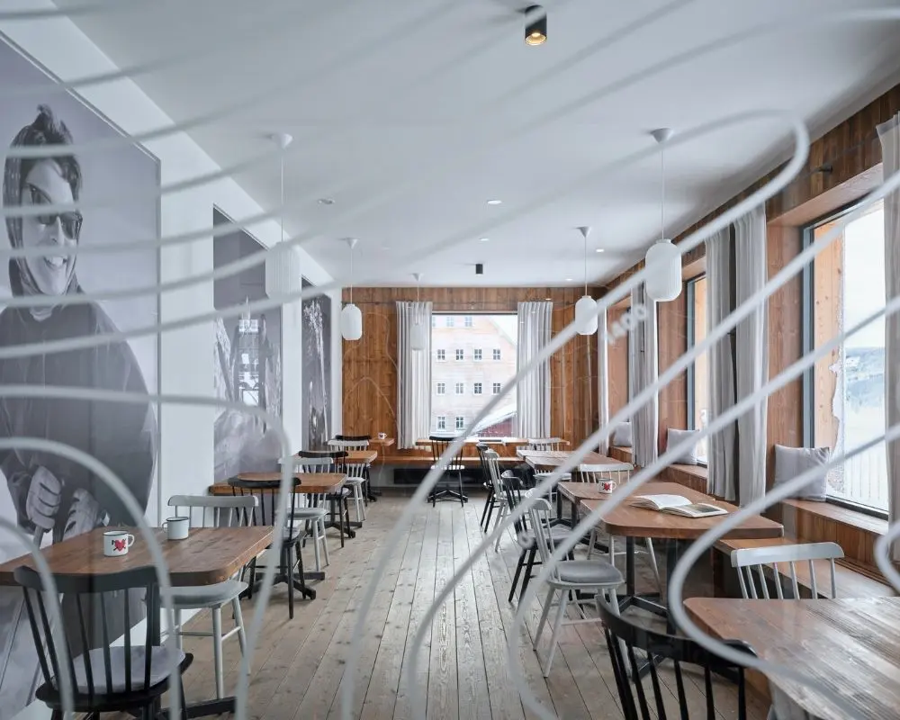 Un hotel de 1928 renace en las montañas checas: su nuevo diseño transforma la forma de habitar