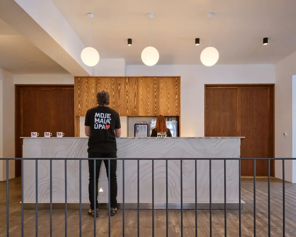 Un hotel de 1928 renace en las montañas checas: su nuevo diseño transforma la forma de habitar