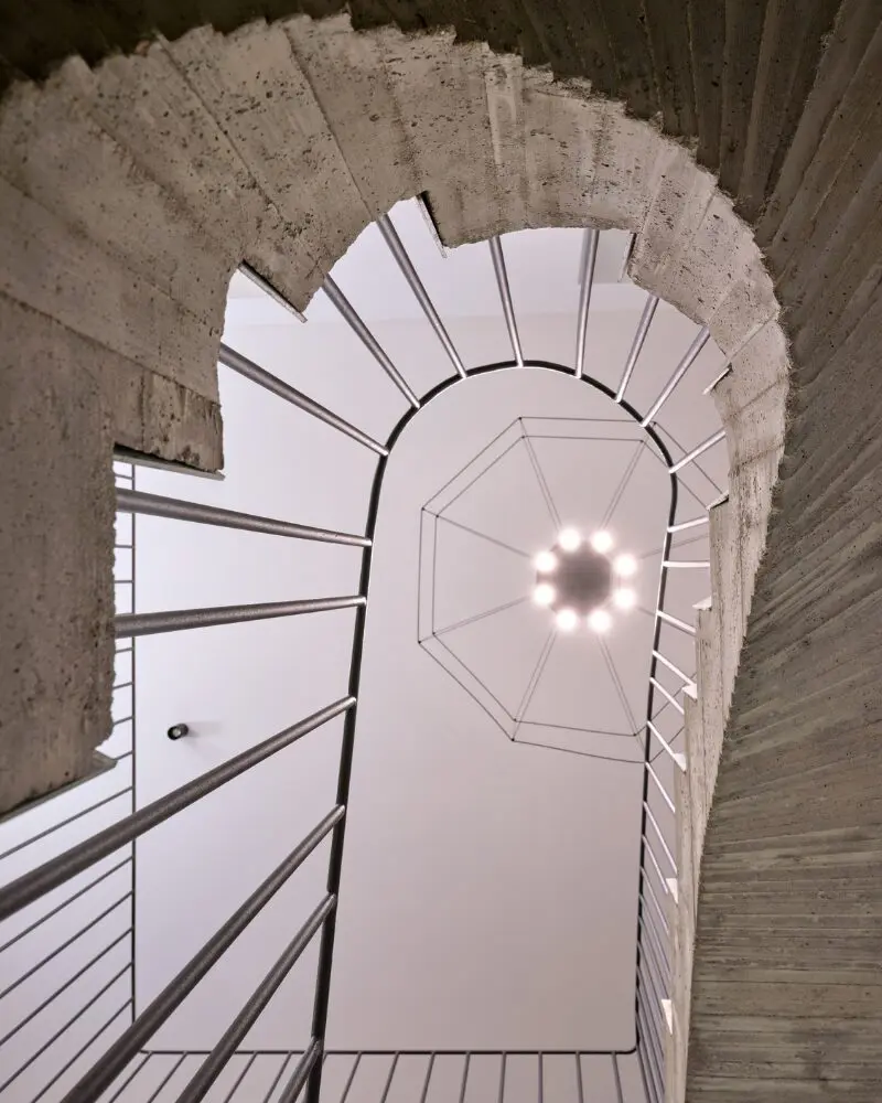 Un hotel de 1928 renace en las montañas checas: su nuevo diseño transforma la forma de habitar