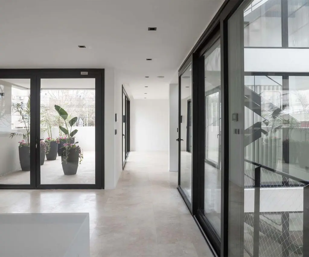 El vacío es el elemento más importante en esta casa en argentina