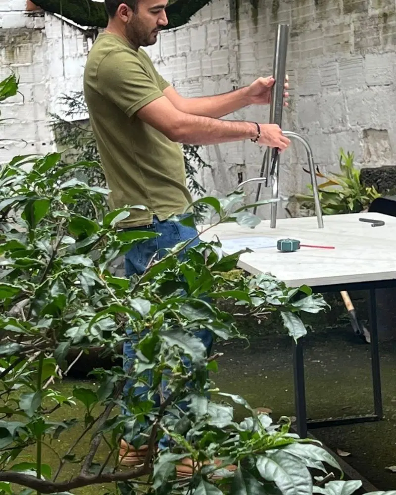 El diseño de esta mesa traduce la biodiversidad colombiana en un gesto emocional