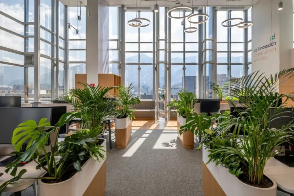 La apertura y la fluidez espacial caracteriza el diseño de estas oficinas en bogotá