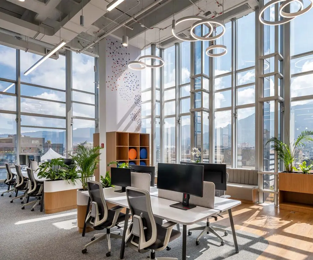 La apertura y la fluidez espacial caracteriza el diseño de estas oficinas en bogotá