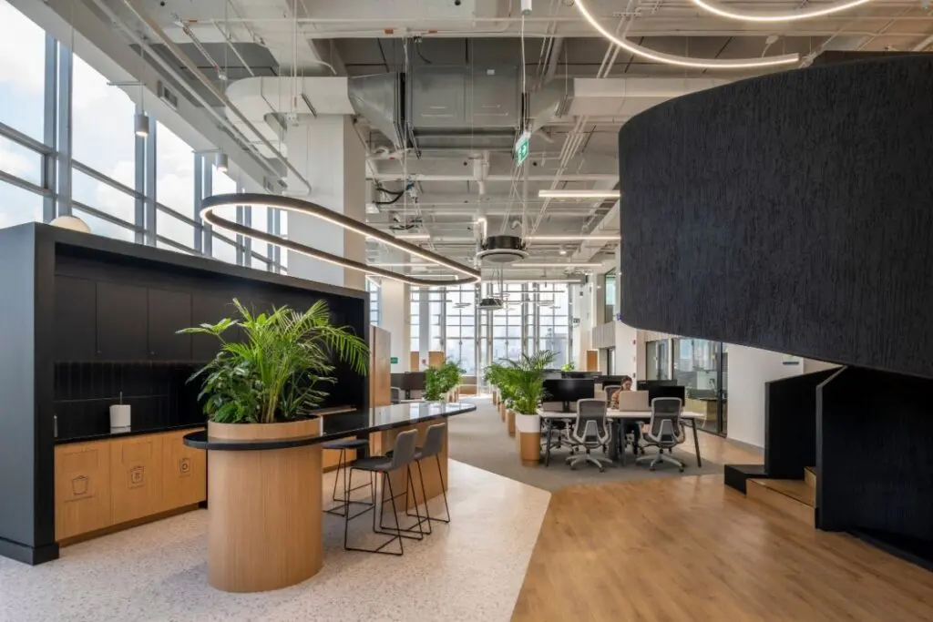 La apertura y la fluidez espacial caracteriza el diseño de estas oficinas en bogotá