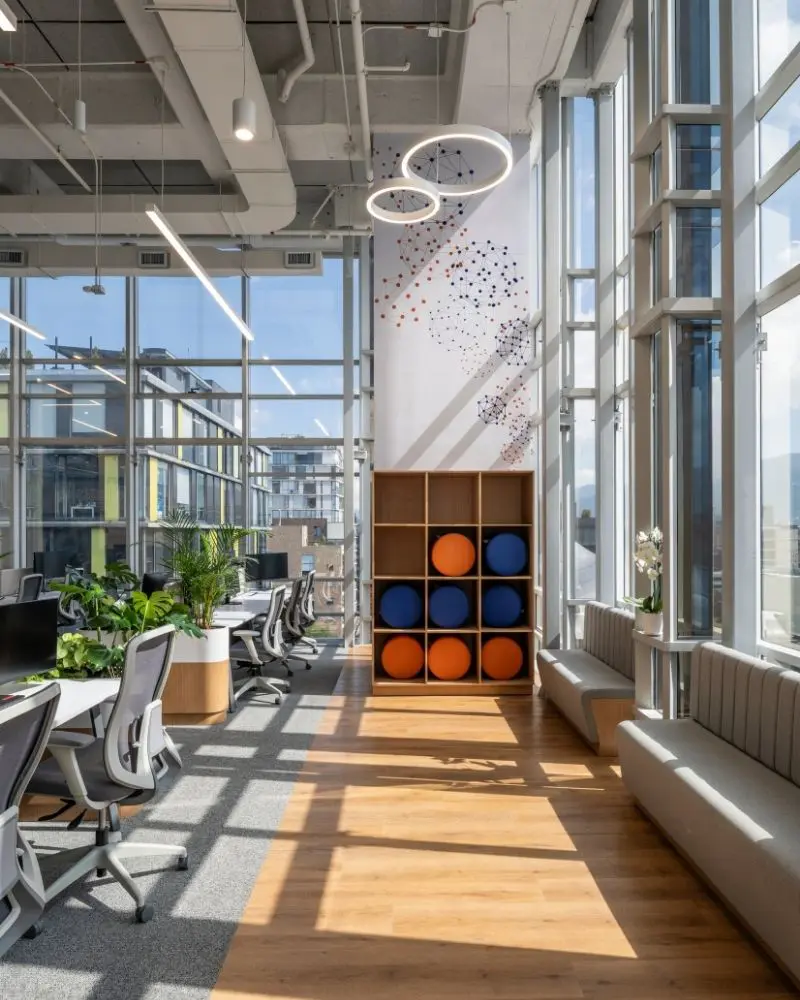La apertura y la fluidez espacial caracteriza el diseño de estas oficinas en bogotá