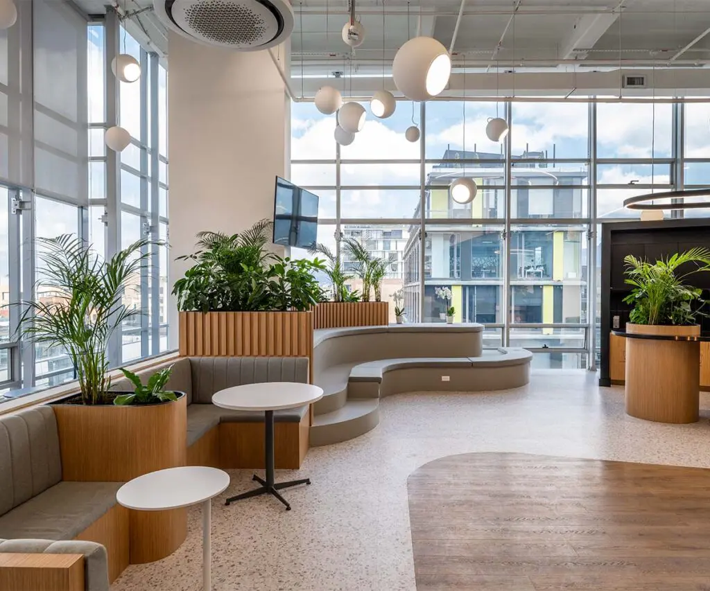 La apertura y la fluidez espacial caracteriza el diseño de estas oficinas en bogotá