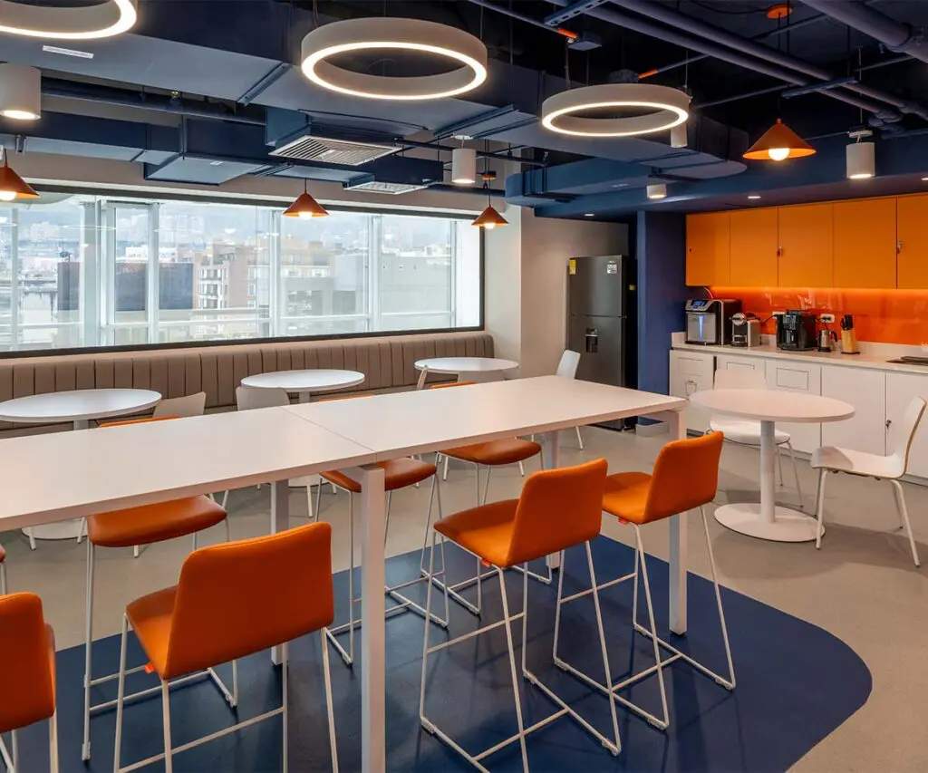 La apertura y la fluidez espacial caracteriza el diseño de estas oficinas en bogotá