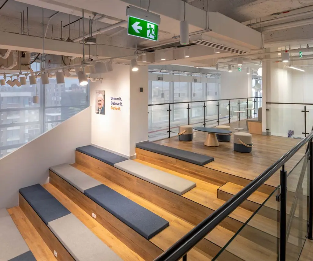 La apertura y la fluidez espacial caracteriza el diseño de estas oficinas en bogotá