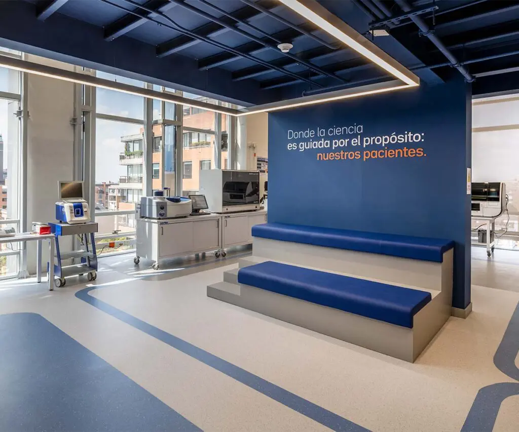 La apertura y la fluidez espacial caracteriza el diseño de estas oficinas en bogotá