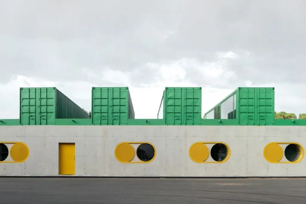 Un juego de contenedores, color y geometría en estas oficinas en españa