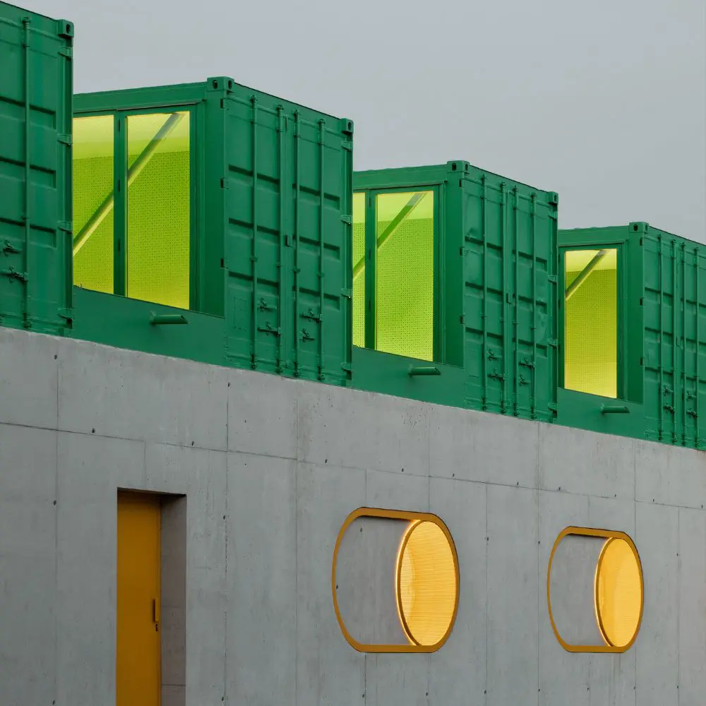 Un juego de contenedores, color y geometría en estas oficinas en españa