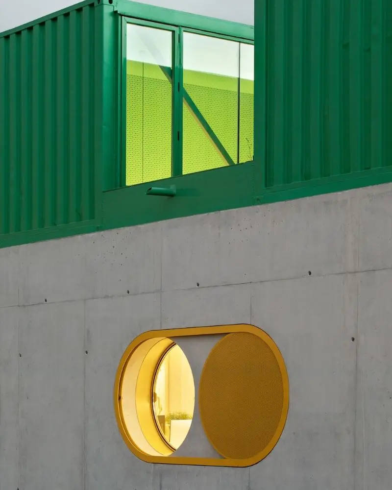 Un juego de contenedores, color y geometría en estas oficinas en españa