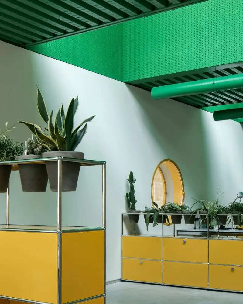 Un juego de contenedores, color y geometría en estas oficinas en españa