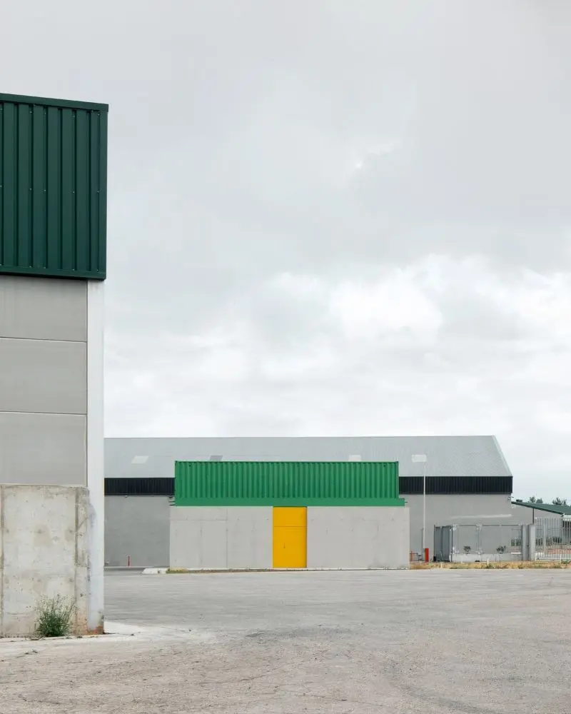 Un juego de contenedores, color y geometría en estas oficinas en españa