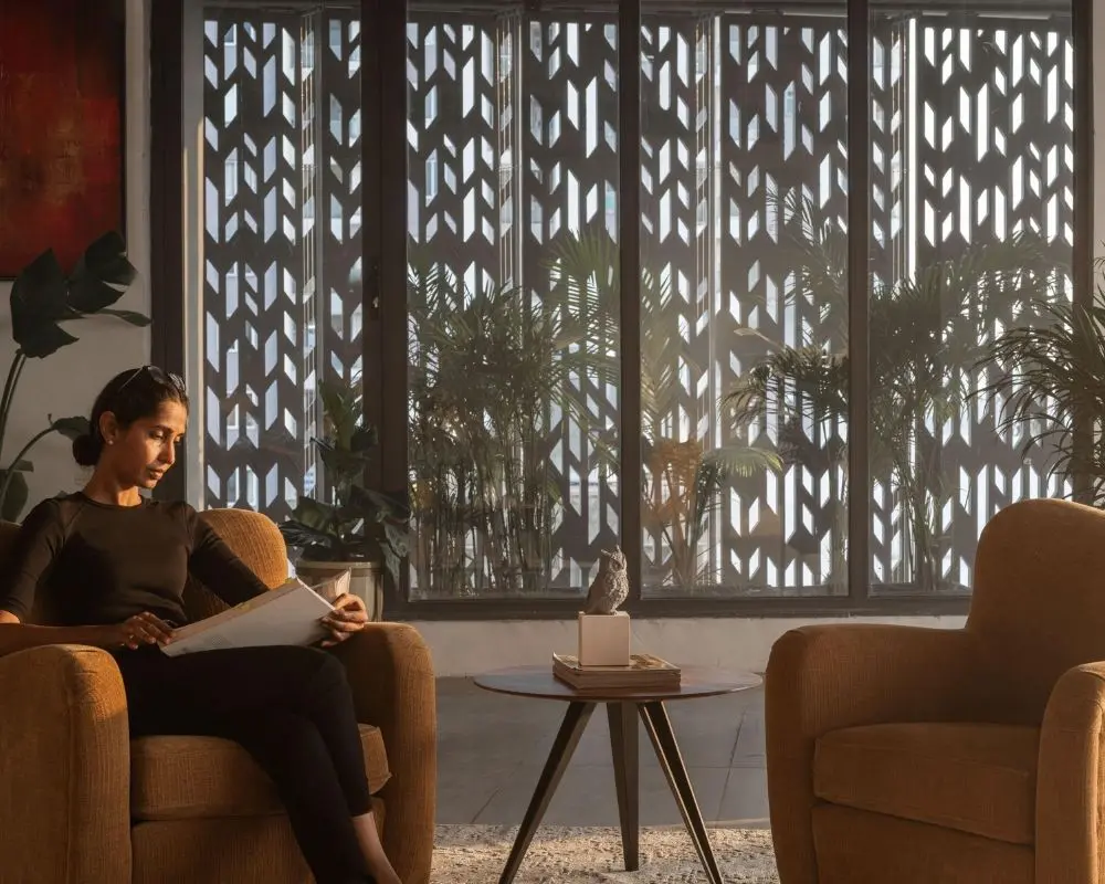 El edificio que utiliza pantallas perforadas para redefinir el espacio de trabajo en india