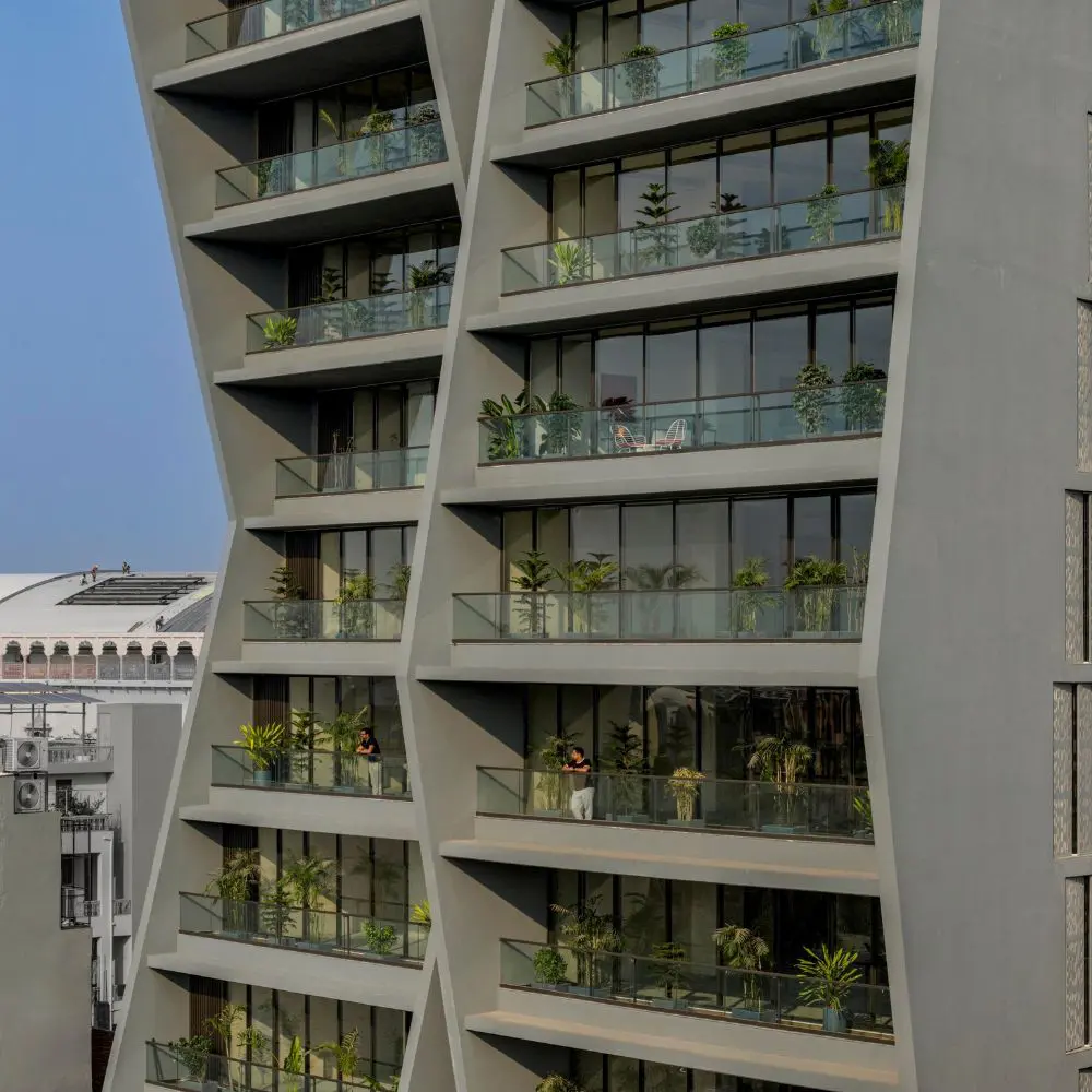 El edificio que utiliza pantallas perforadas para redefinir el espacio de trabajo en india