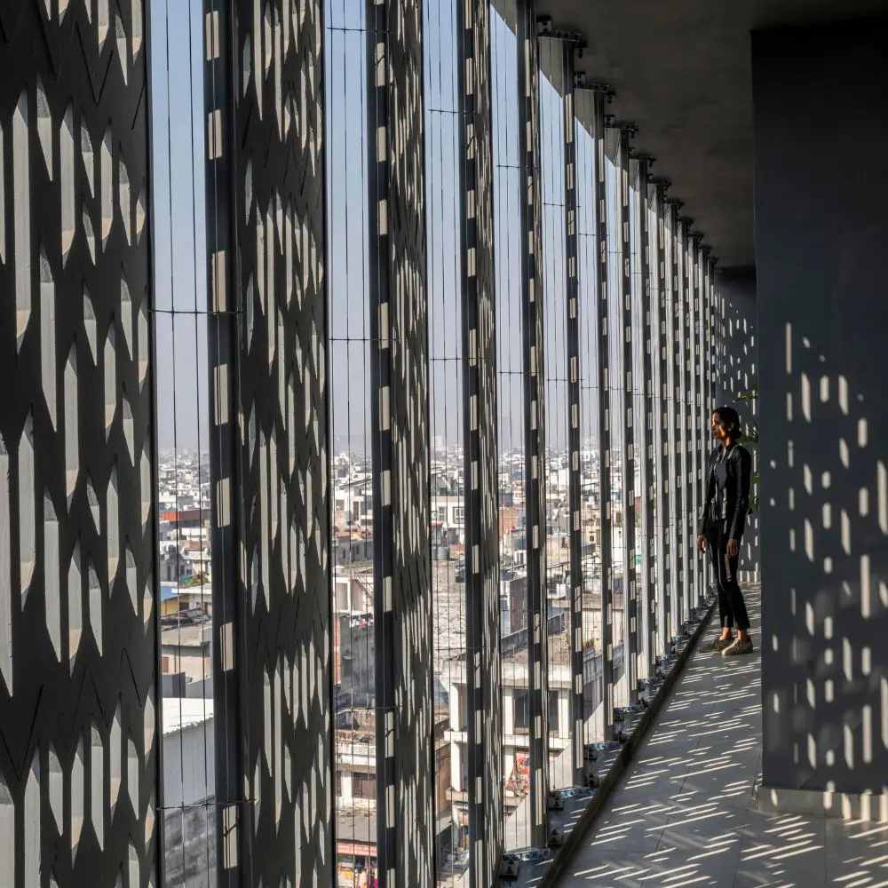 El edificio que utiliza pantallas perforadas para redefinir el espacio de trabajo en india
