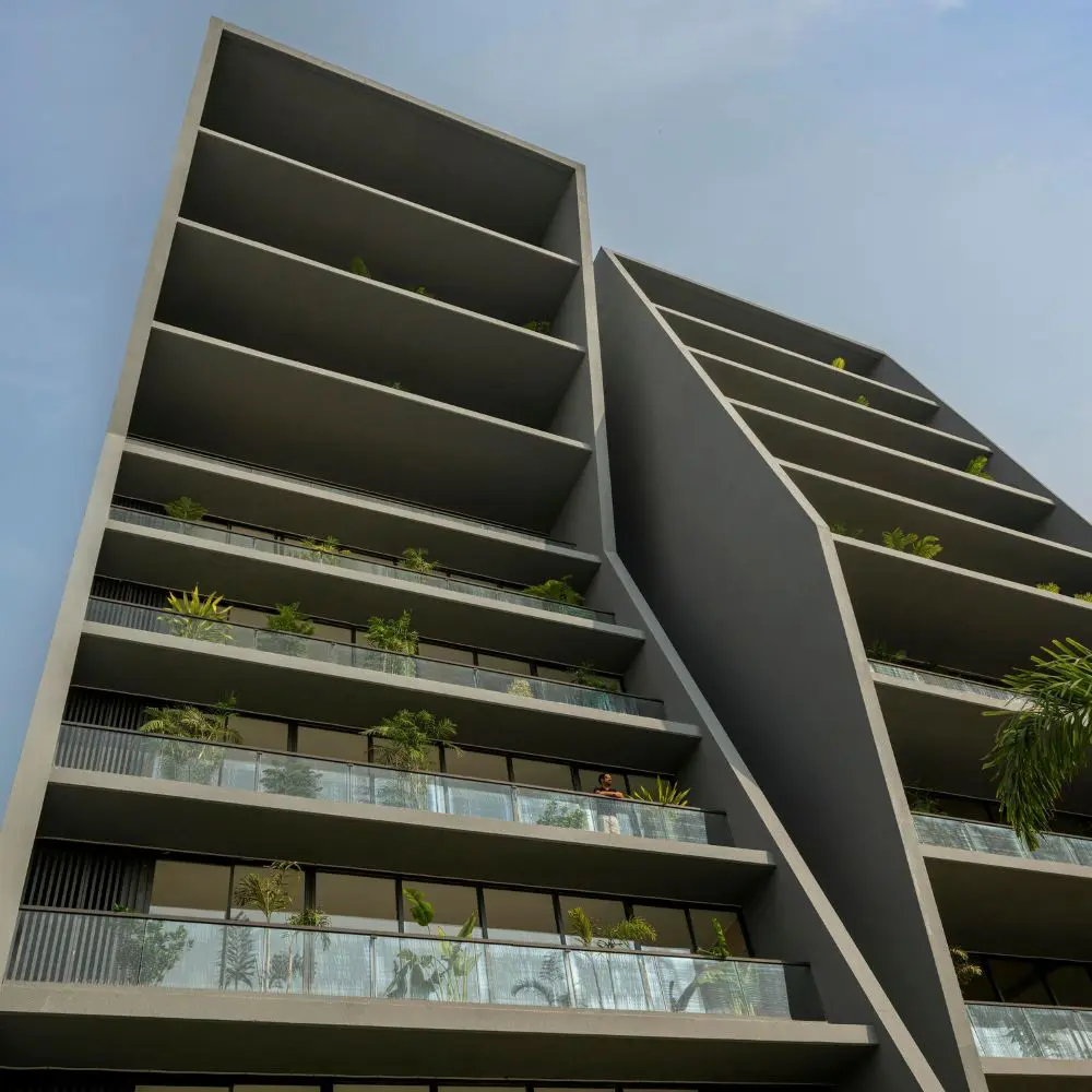 El edificio que utiliza pantallas perforadas para redefinir el espacio de trabajo en india