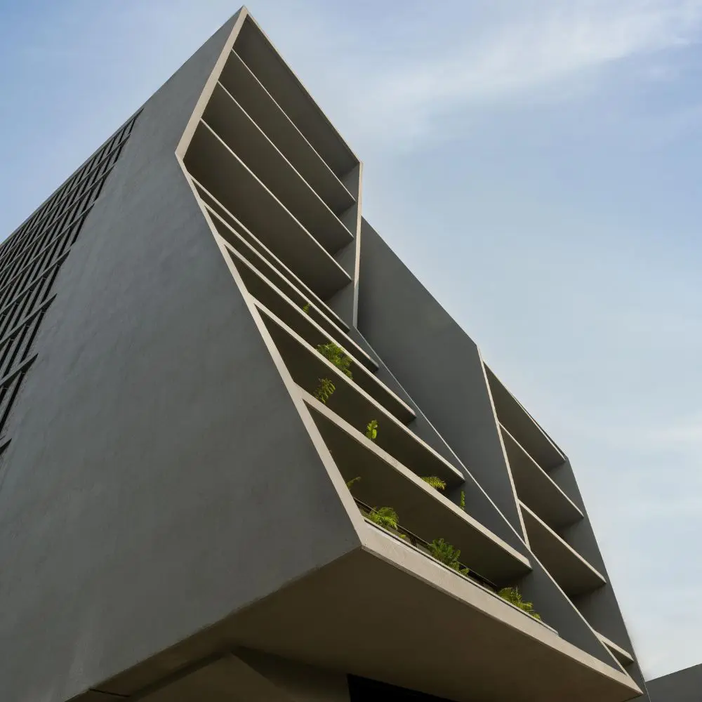 El edificio que utiliza pantallas perforadas para redefinir el espacio de trabajo en india