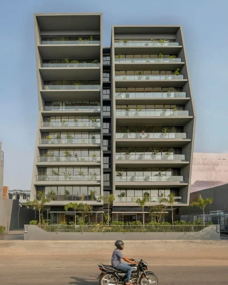 El edificio que utiliza pantallas perforadas para redefinir el espacio de trabajo en india