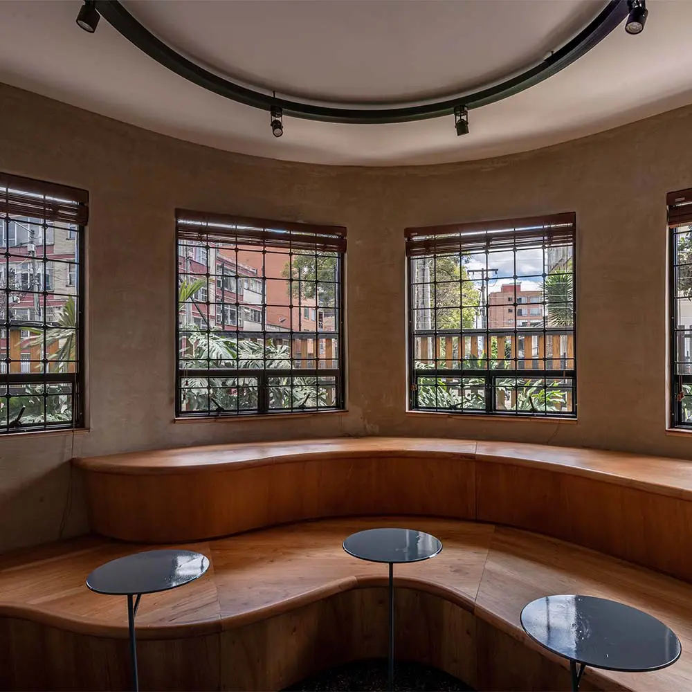 Esta oficina en bogotá habita una casa inglesa y resignifica sus espacios