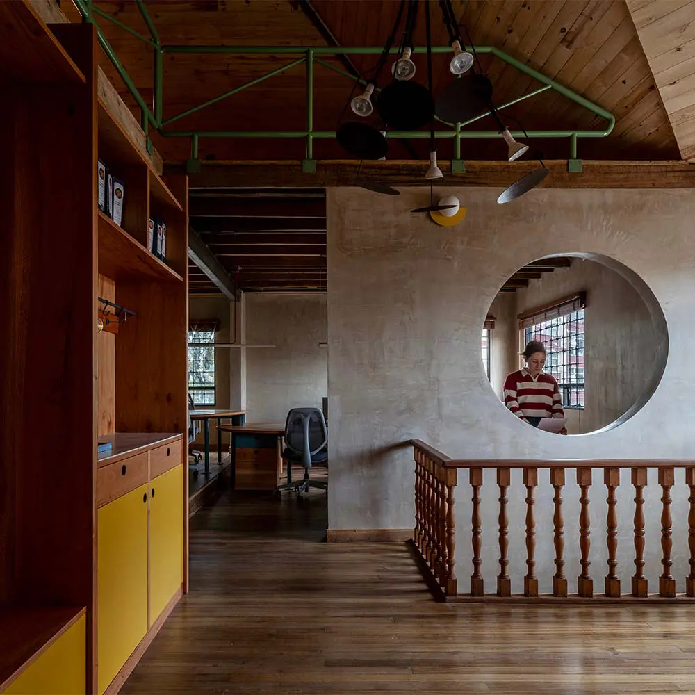 Esta oficina en bogotá habita una casa inglesa y resignifica sus espacios