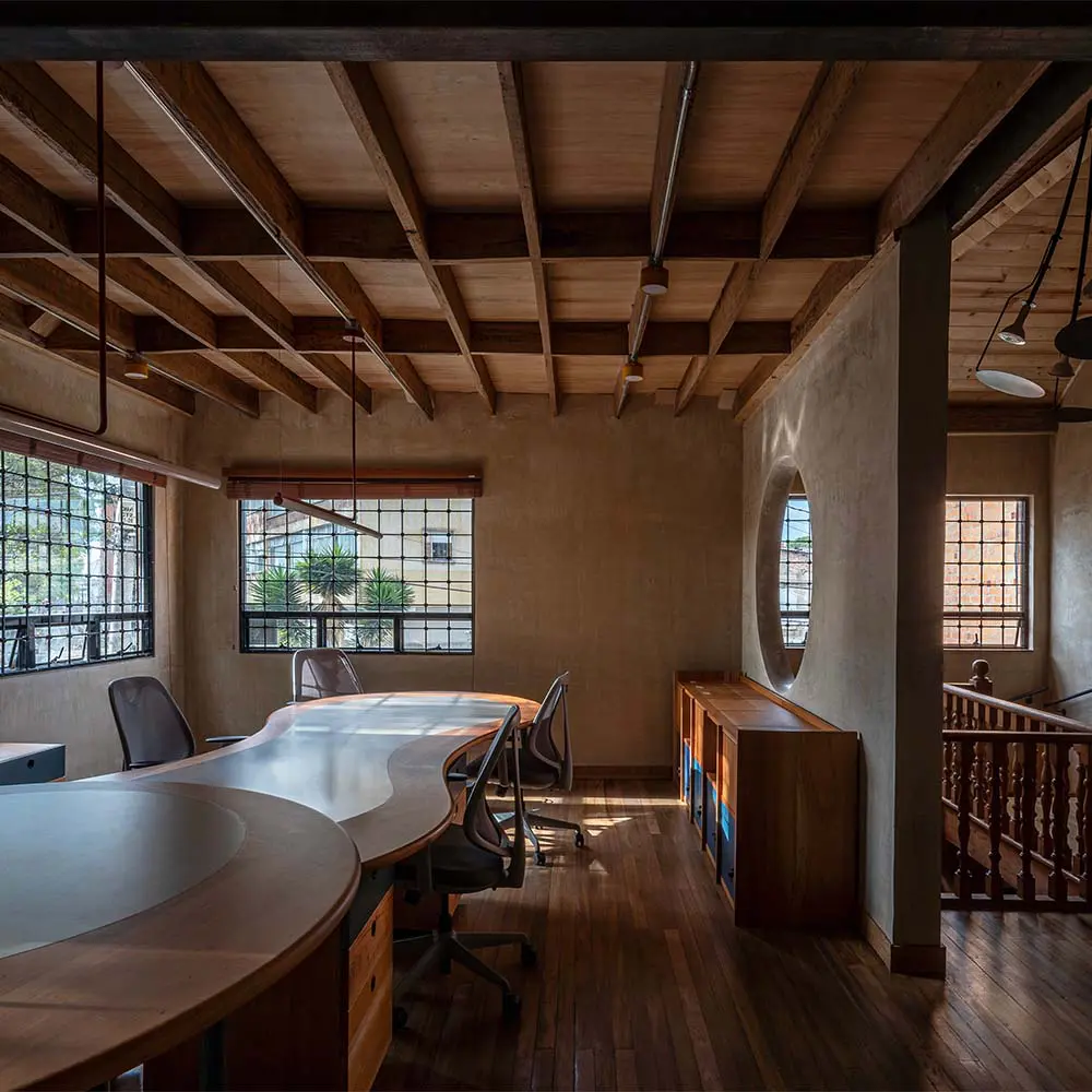 Esta oficina en bogotá habita una casa inglesa y resignifica sus espacios