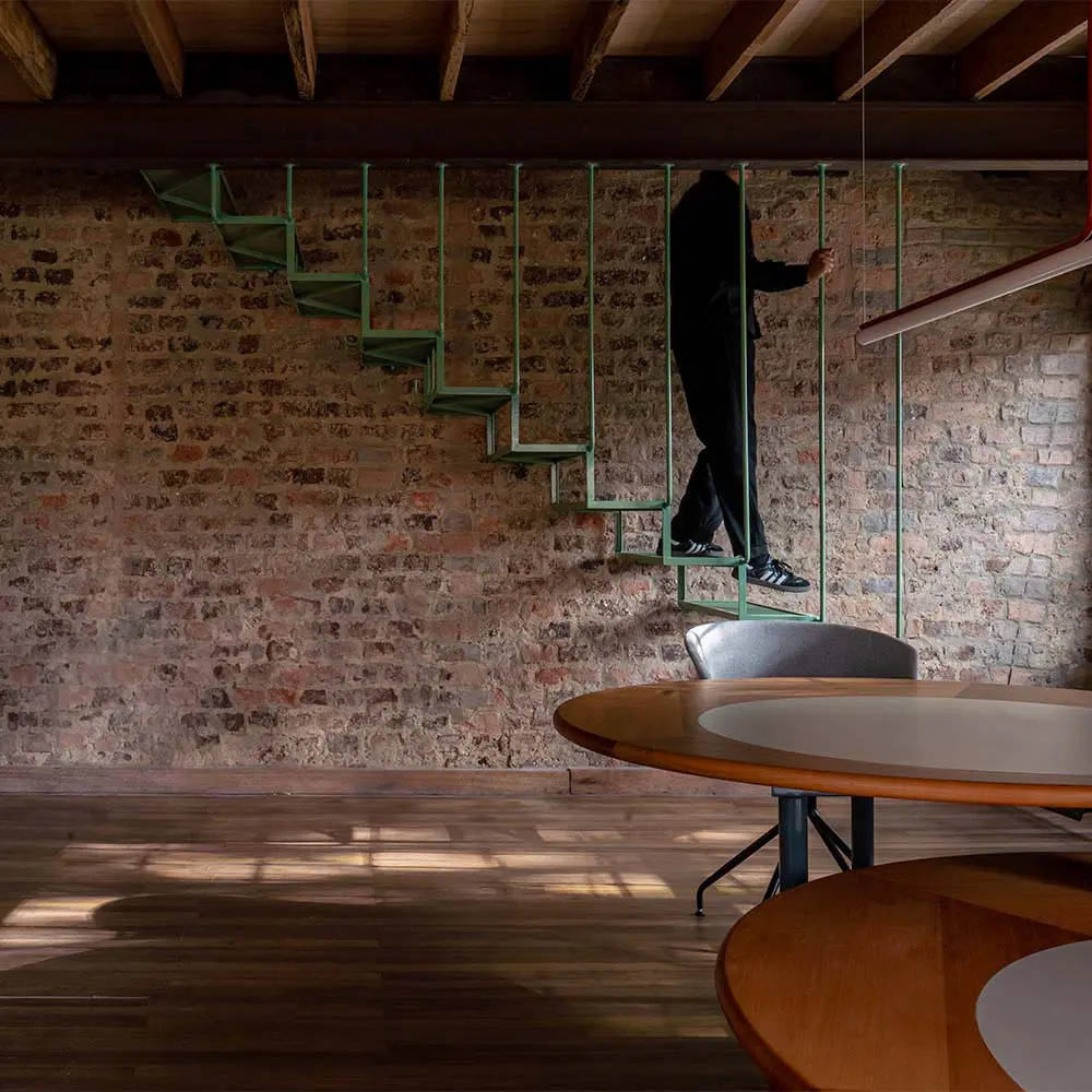 Esta oficina en bogotá habita una casa inglesa y resignifica sus espacios