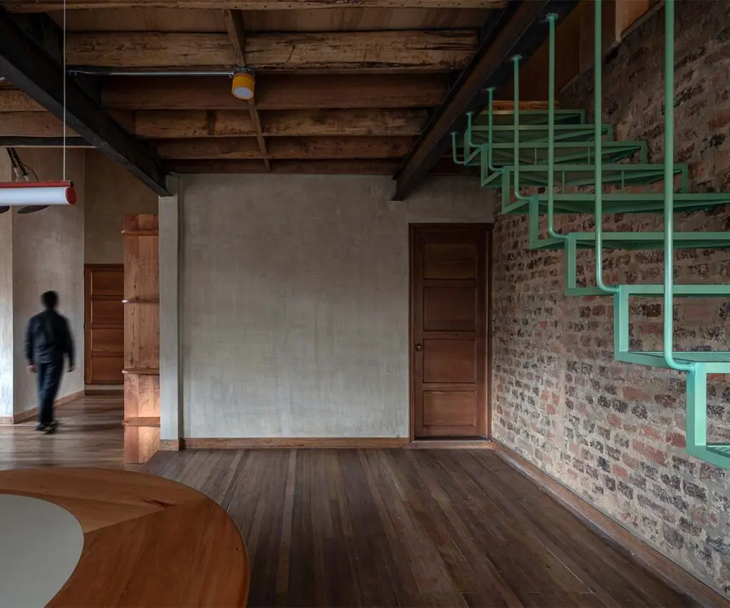 Esta oficina en bogotá habita una casa inglesa y resignifica sus espacios