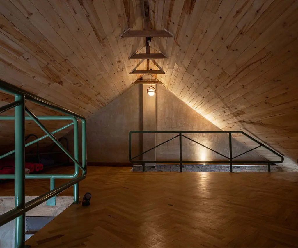 Esta oficina en bogotá habita una casa inglesa y resignifica sus espacios