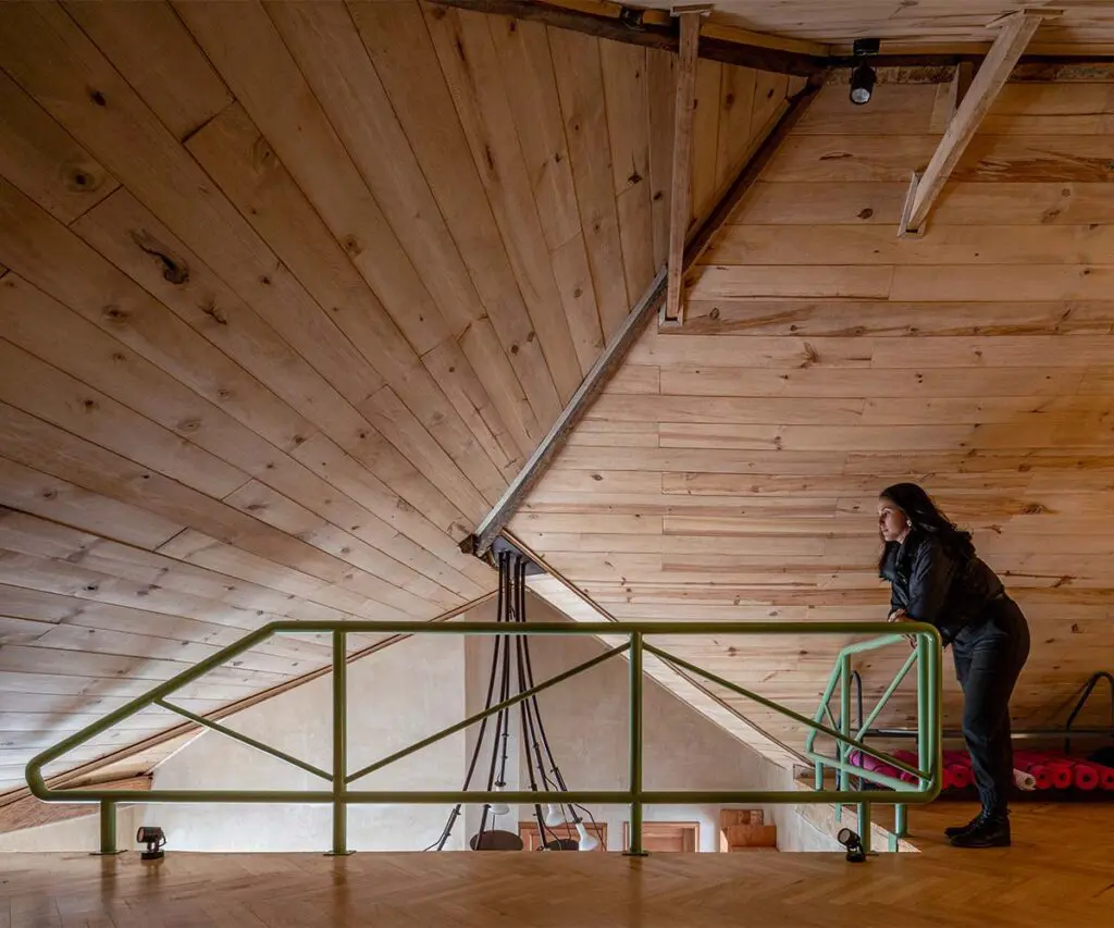 Esta oficina en bogotá habita una casa inglesa y resignifica sus espacios