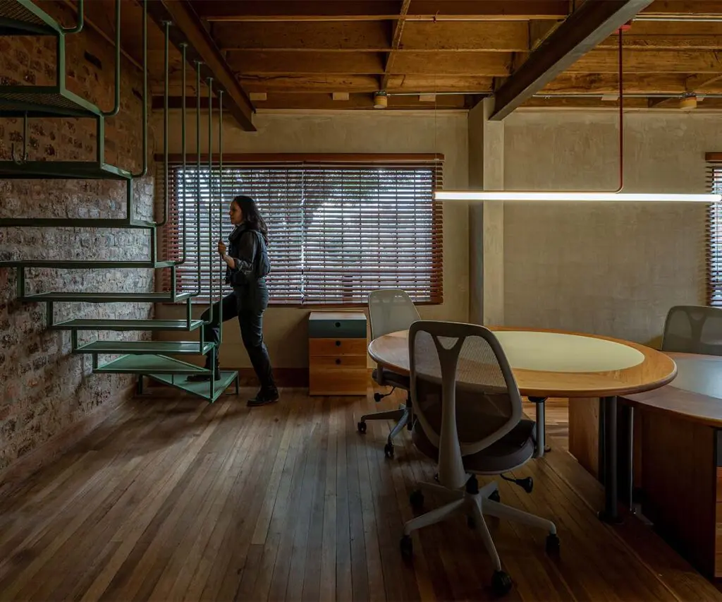 Esta oficina en bogotá habita una casa inglesa y resignifica sus espacios