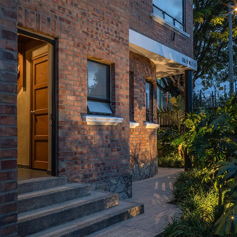 Esta oficina en bogotá habita una casa inglesa y resignifica sus espacios