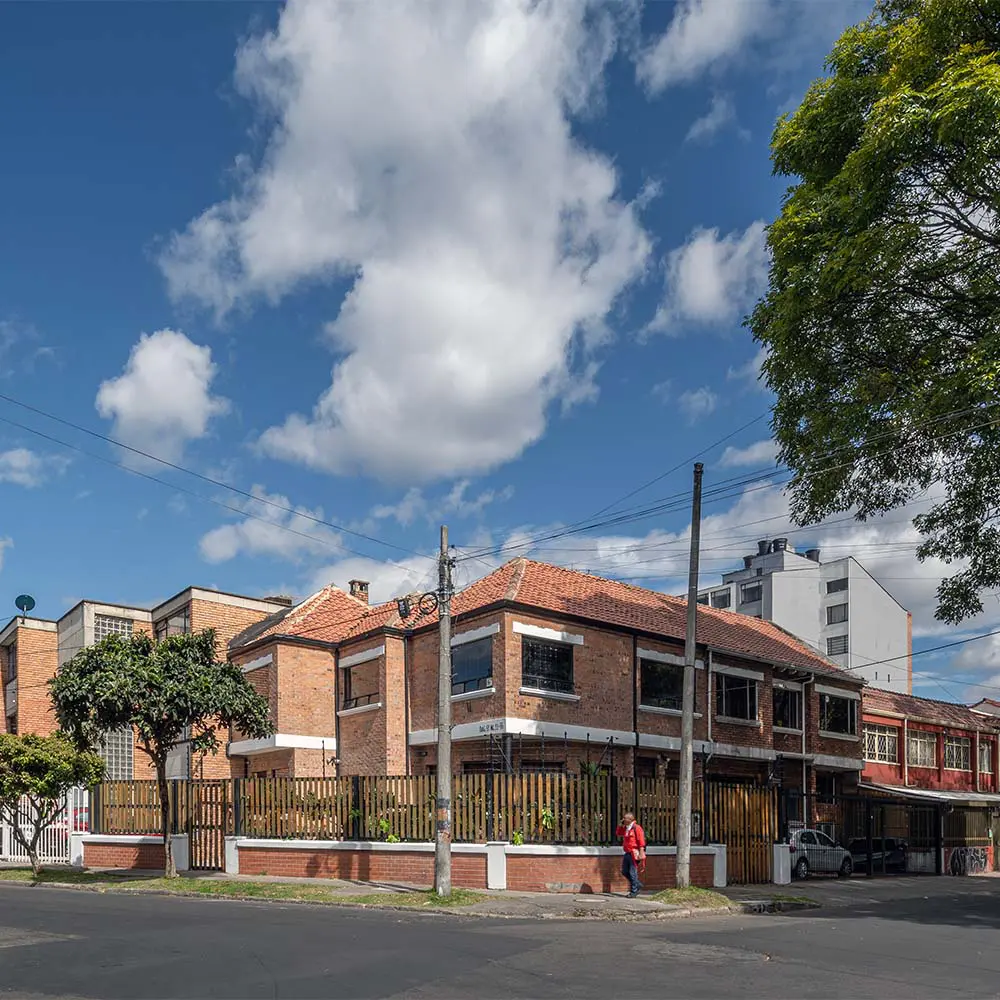 Esta oficina en bogotá habita una casa inglesa y resignifica sus espacios