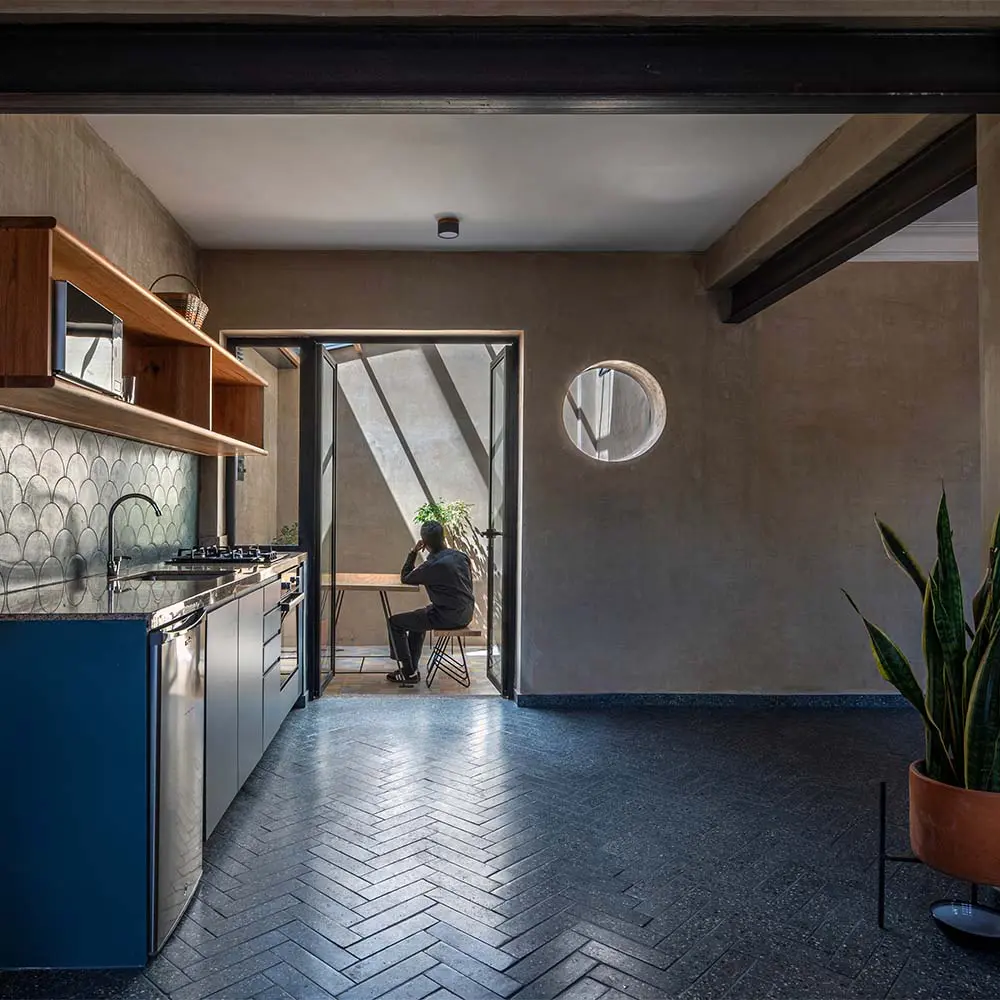 Esta oficina en bogotá habita una casa inglesa y resignifica sus espacios