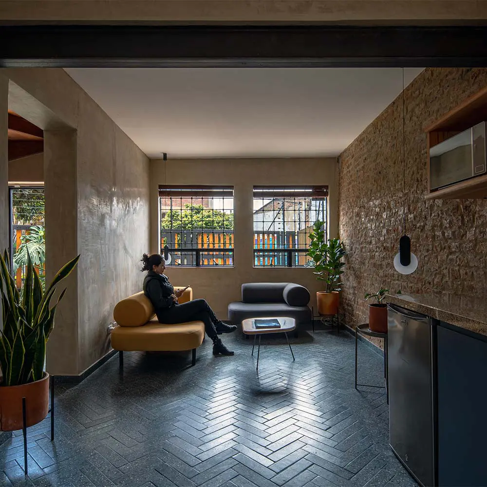 Esta oficina en bogotá habita una casa inglesa y resignifica sus espacios