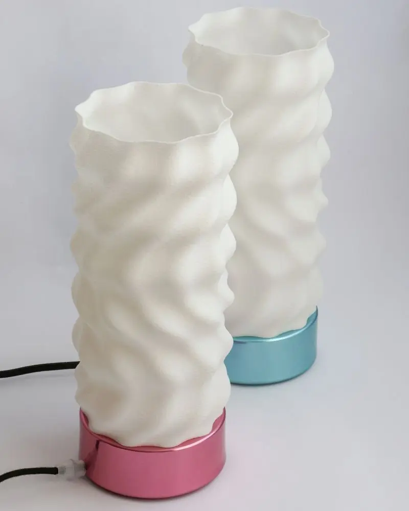 El diseño de curiosas lámparas que transforman la luz en un gesto íntimo dentro del espacio doméstico