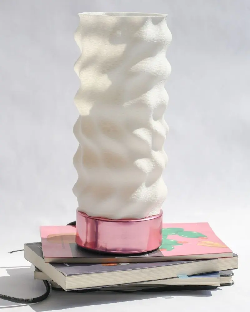 El diseño de curiosas lámparas que transforman la luz en un gesto íntimo dentro del espacio doméstico