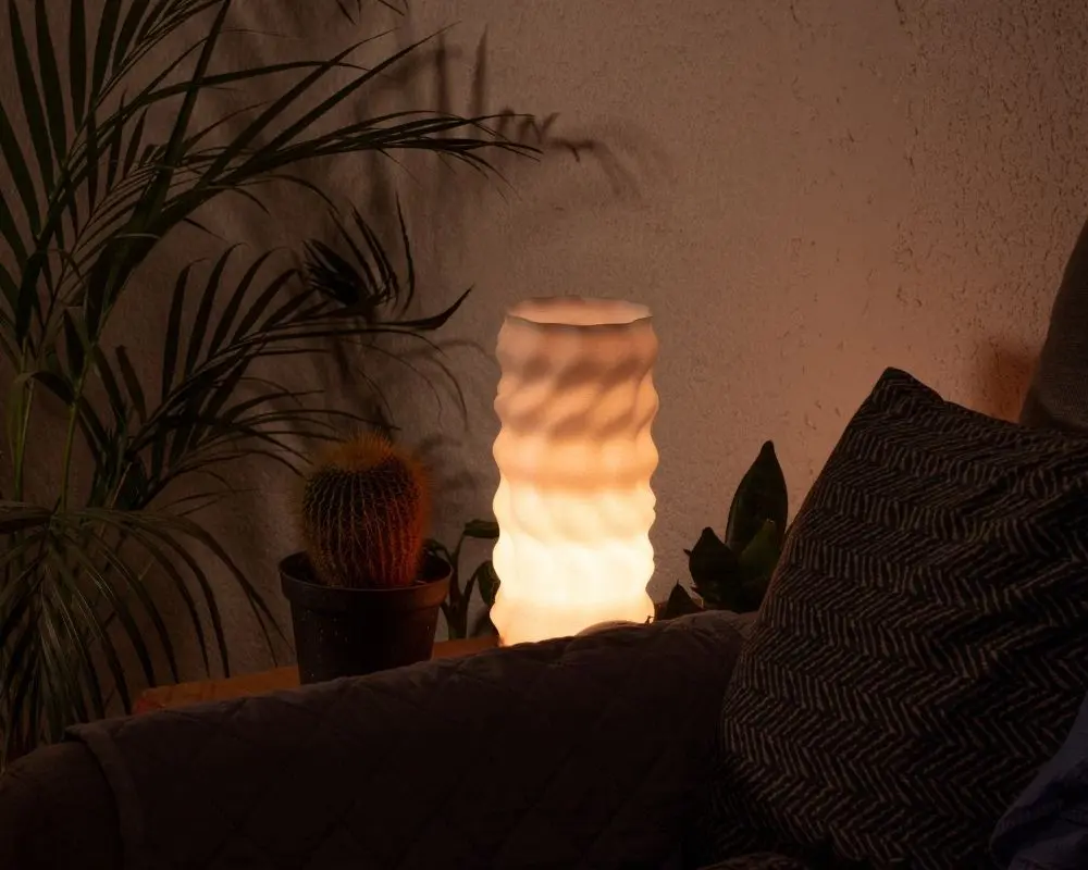 El diseño de curiosas lámparas que transforman la luz en un gesto íntimo dentro del espacio doméstico