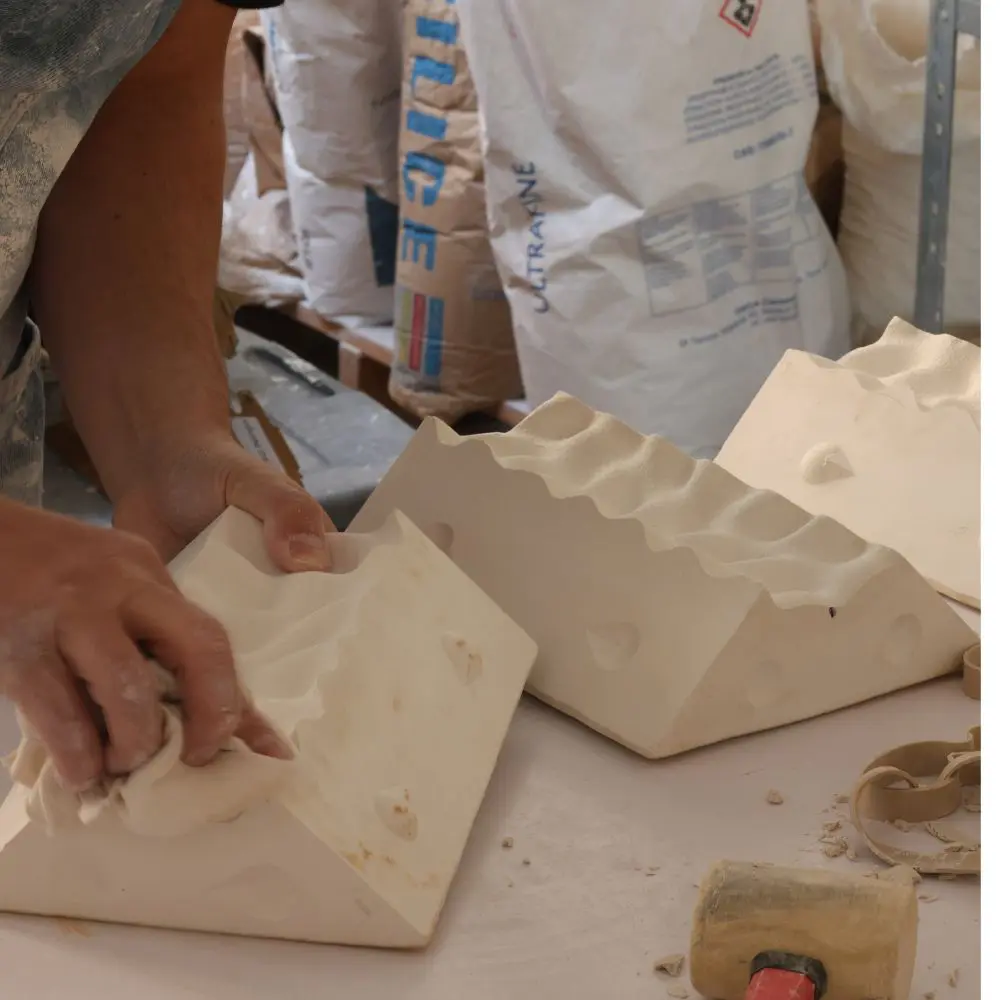 El diseño de curiosas lámparas que transforman la luz en un gesto íntimo dentro del espacio doméstico