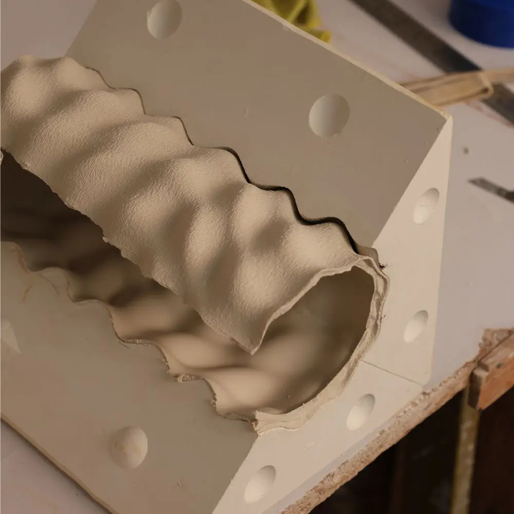 El diseño de curiosas lámparas que transforman la luz en un gesto íntimo dentro del espacio doméstico