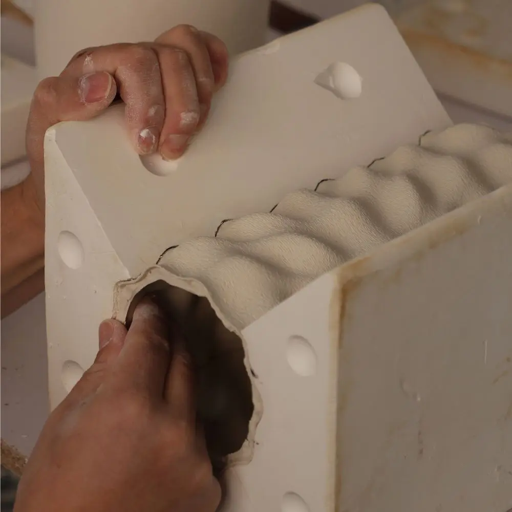 El diseño de curiosas lámparas que transforman la luz en un gesto íntimo dentro del espacio doméstico