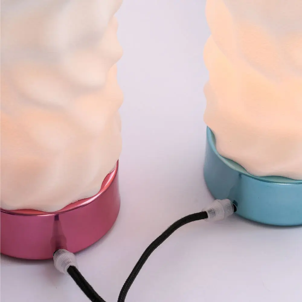 El diseño de curiosas lámparas que transforman la luz en un gesto íntimo dentro del espacio doméstico