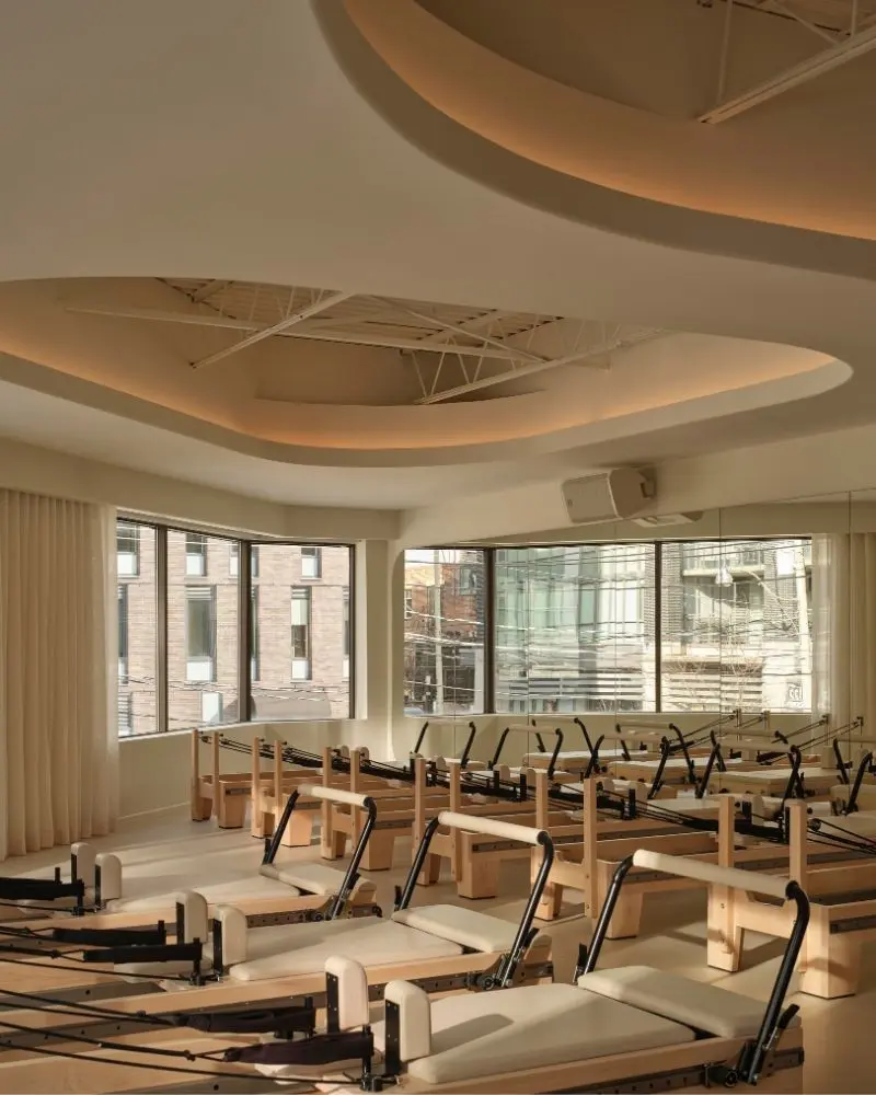 Así se siente hacer yoga y pilates rodeados de buen diseño, geometría y calidez