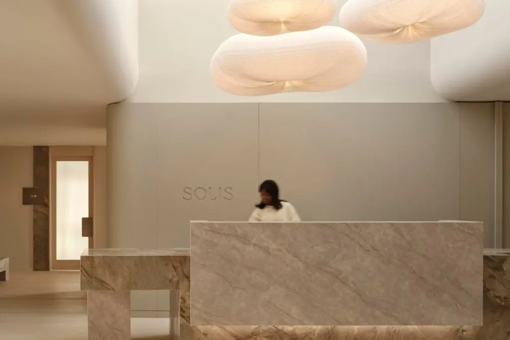 Así se siente hacer yoga y pilates rodeados de buen diseño, geometría y calidez