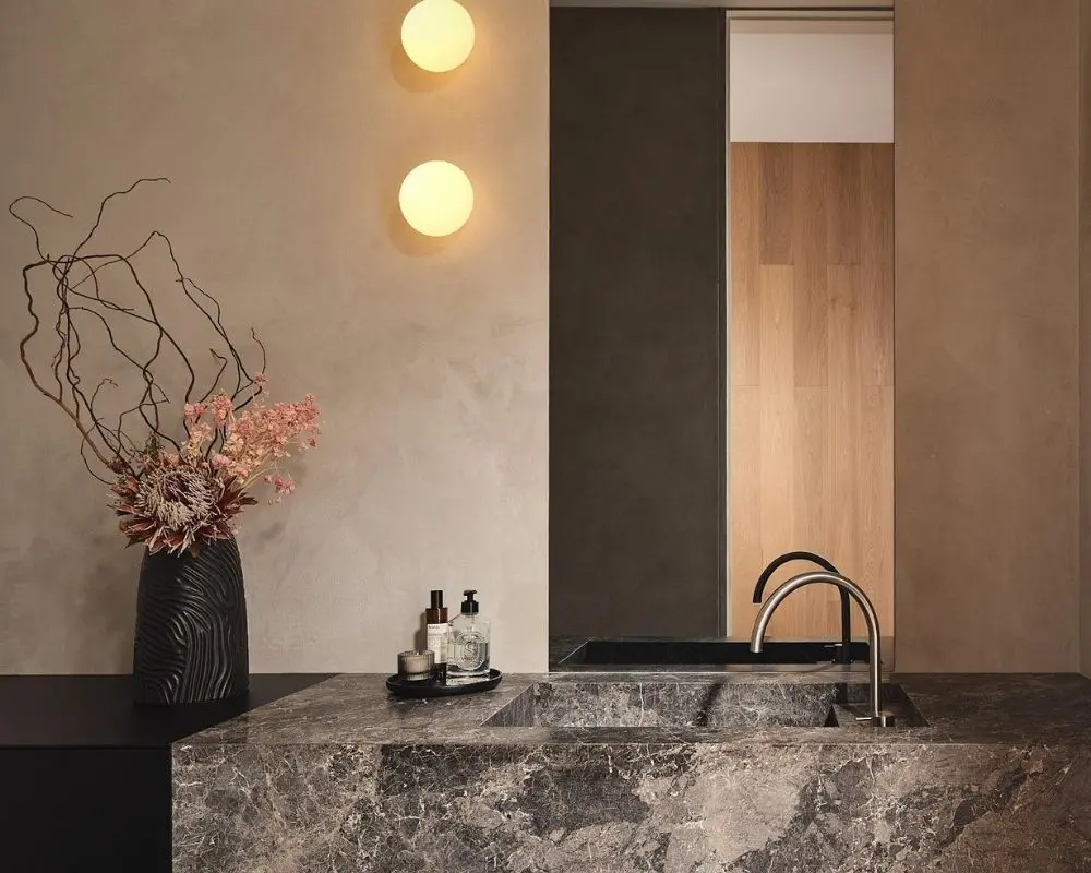 Un ejercicio de sobriedad donde cada detalle en esta vivienda compone un diseño limpio y sofisticado Un ejercicio de sobriedad donde cada detalle en esta vivienda compone un diseño limpio y sofisticado