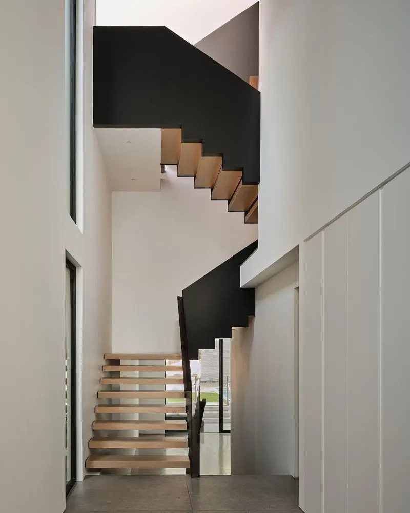 Un ejercicio de sobriedad donde cada detalle en esta vivienda compone un diseño limpio y sofisticado Un ejercicio de sobriedad donde cada detalle en esta vivienda compone un diseño limpio y sofisticado