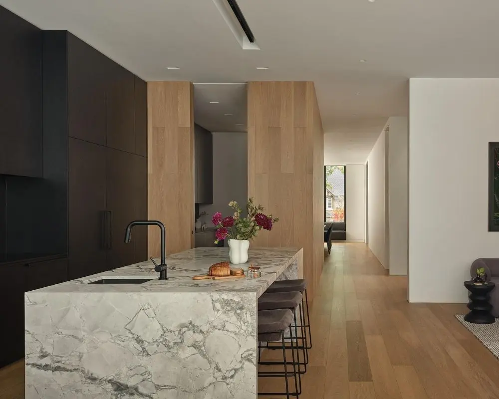 Un ejercicio de sobriedad donde cada detalle en esta vivienda compone un diseño limpio y sofisticado Un ejercicio de sobriedad donde cada detalle en esta vivienda compone un diseño limpio y sofisticado