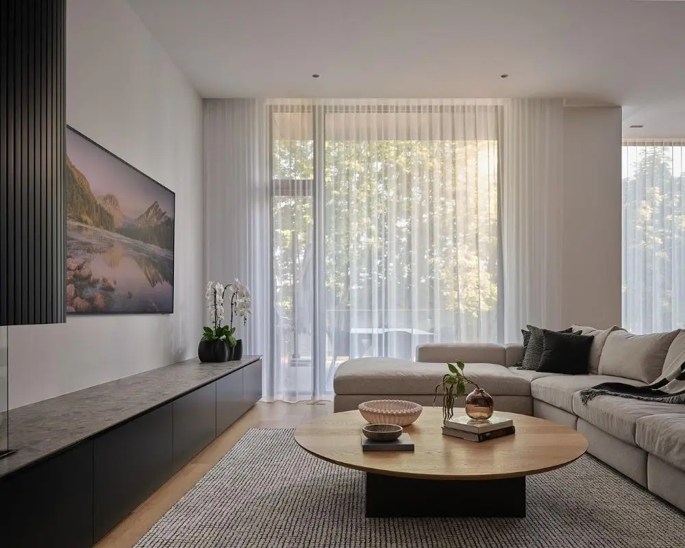 Un ejercicio de sobriedad donde cada detalle en esta vivienda compone un diseño limpio y sofisticado Un ejercicio de sobriedad donde cada detalle en esta vivienda compone un diseño limpio y sofisticado